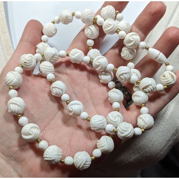 Vintage White Plastic Knot Beaded Necklace With Gold Tone Accents - Picture 4 of 5